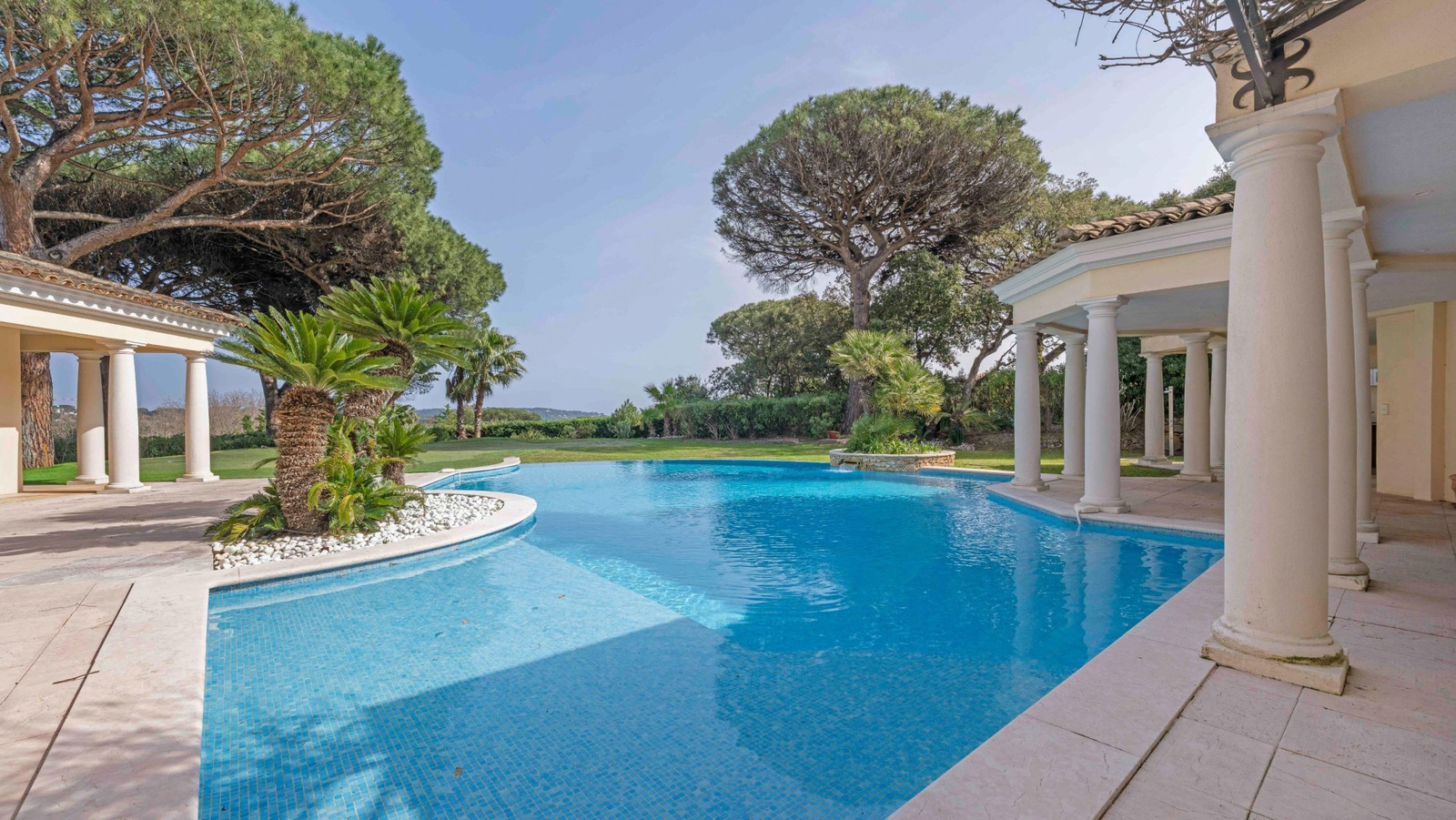 Piscine ouverte sur le jardin arboré