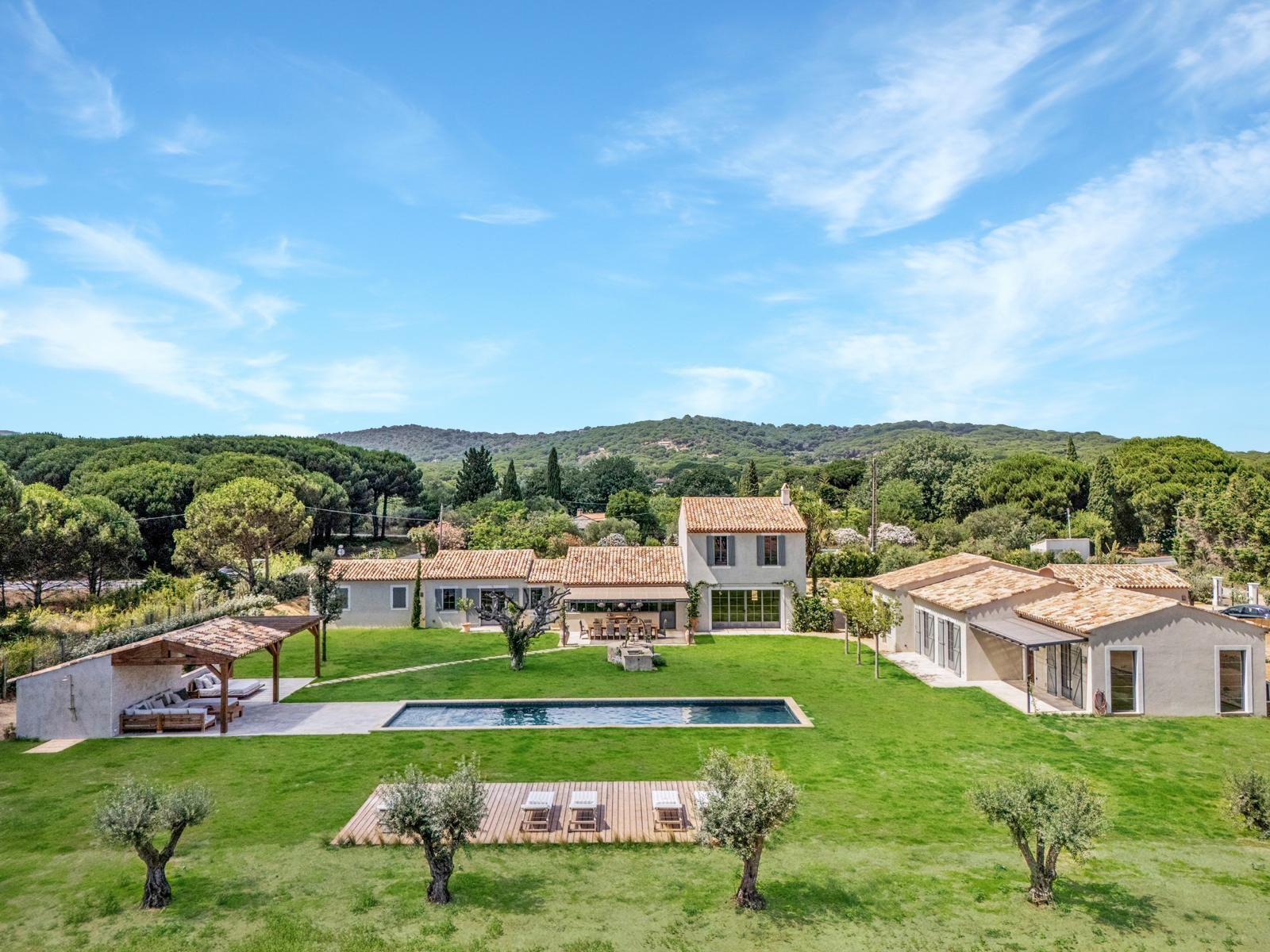 Vue aérienne de la villa, de sa piscine et des collines