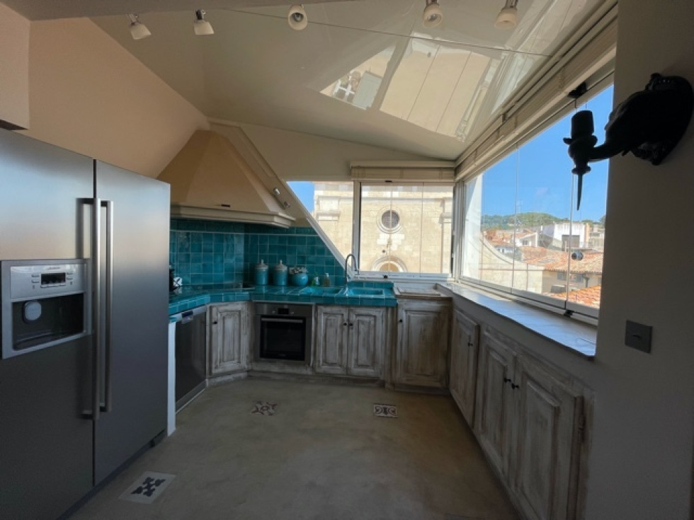 Cuisine équipée avec vue sur le clocher